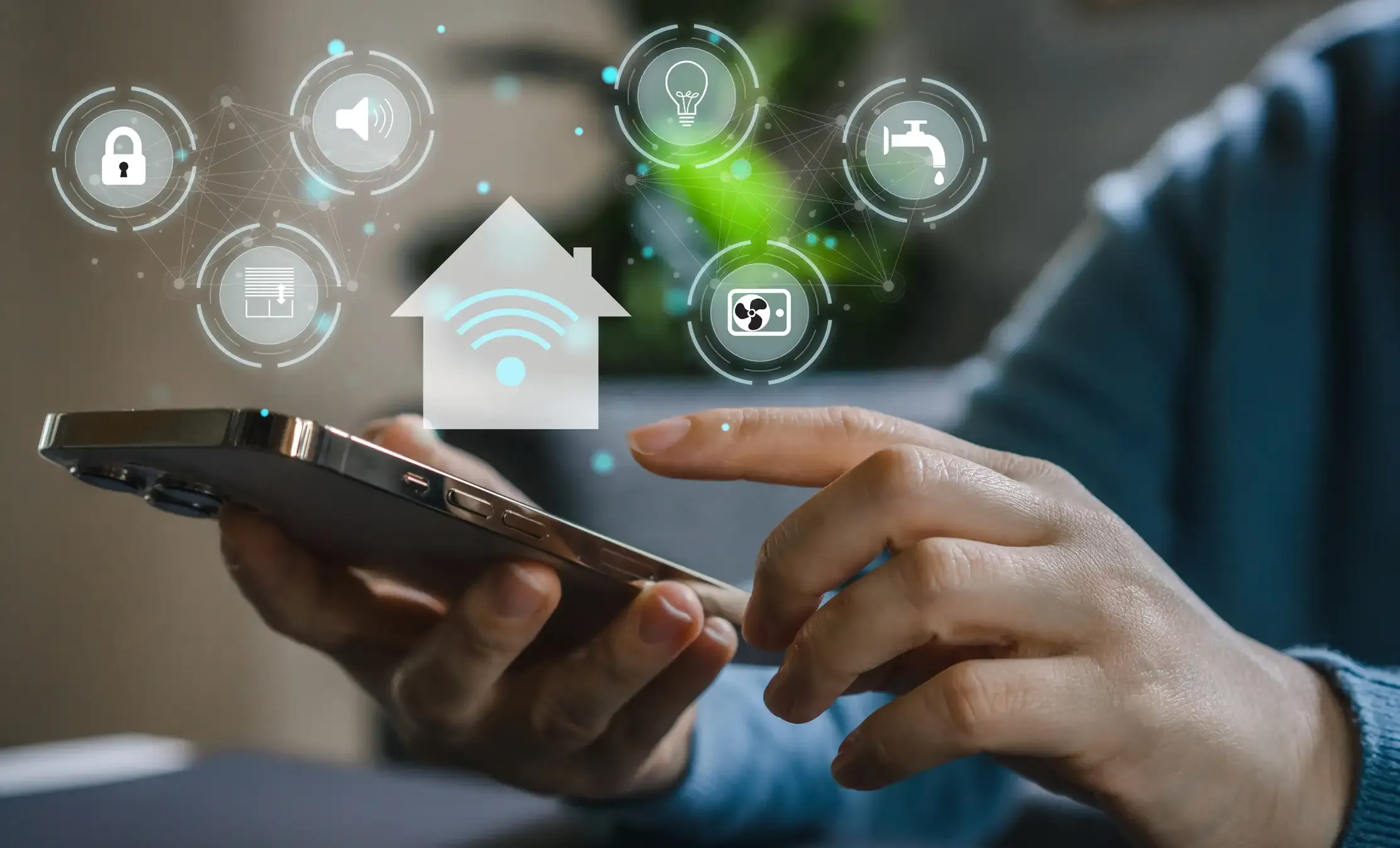 Eine Person bedient eine Smart Home Steuerung auf ihrem Smartphone. Über dem Display schweben digitale Icons für Haustechnik wie Licht, Sicherheitsschloss, Jalousien, Klimaanlage und Wasserversorgung.